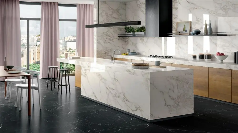 Marble-effect porcelain island in a kitchen