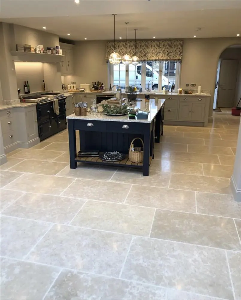Travertine-effect porcelain in a kitchen